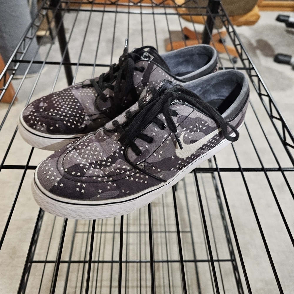 Nike Shoes - Picture 2 of 5
